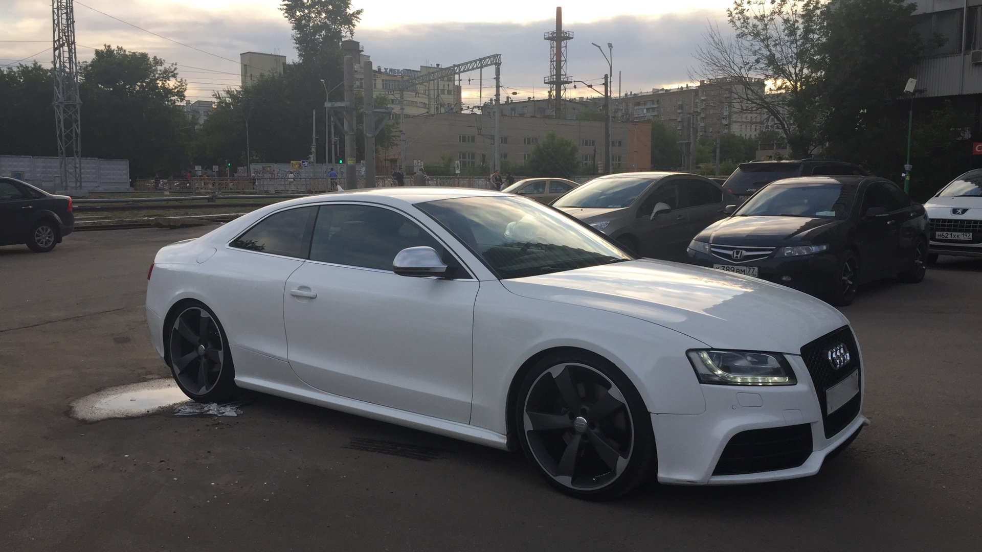 Белая Audi a7 r20