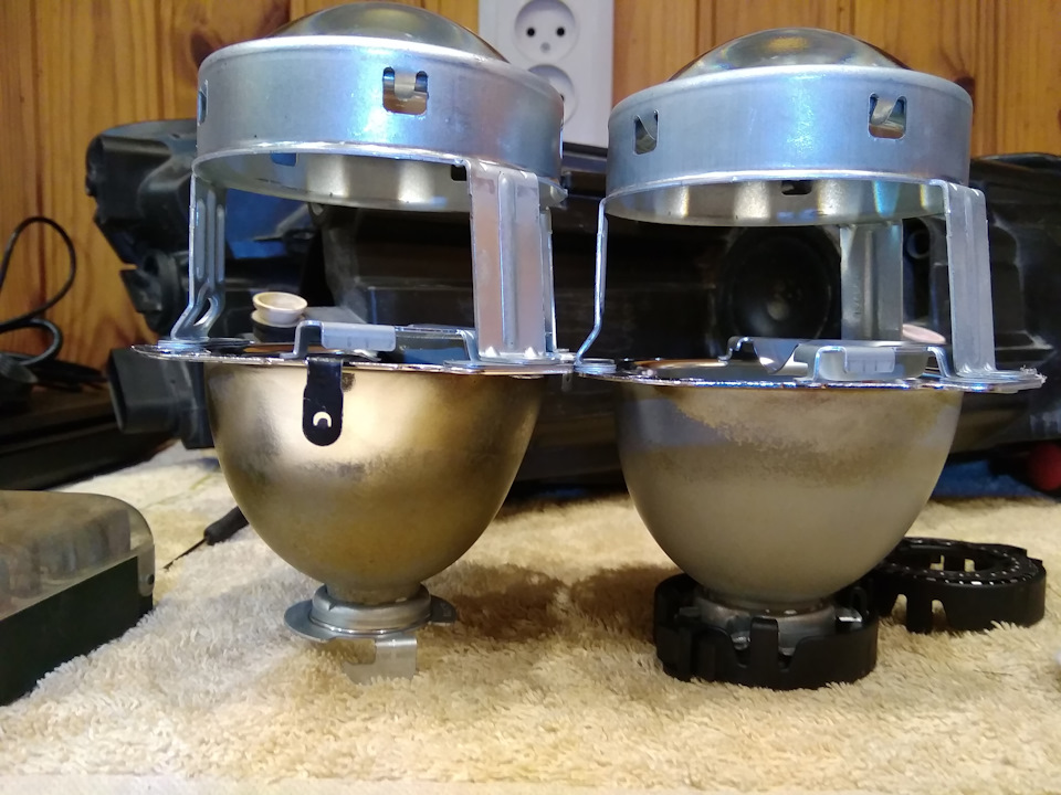 Справа ксеноновая линза — Skoda Octavia A5 Mk2