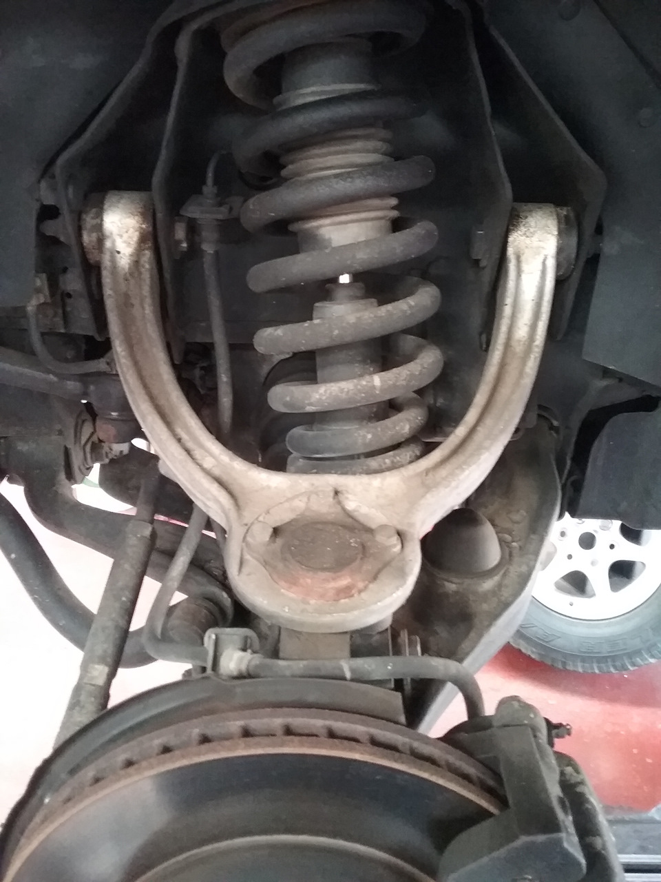 Replacement of front upper control arms on the Pajero Evolution