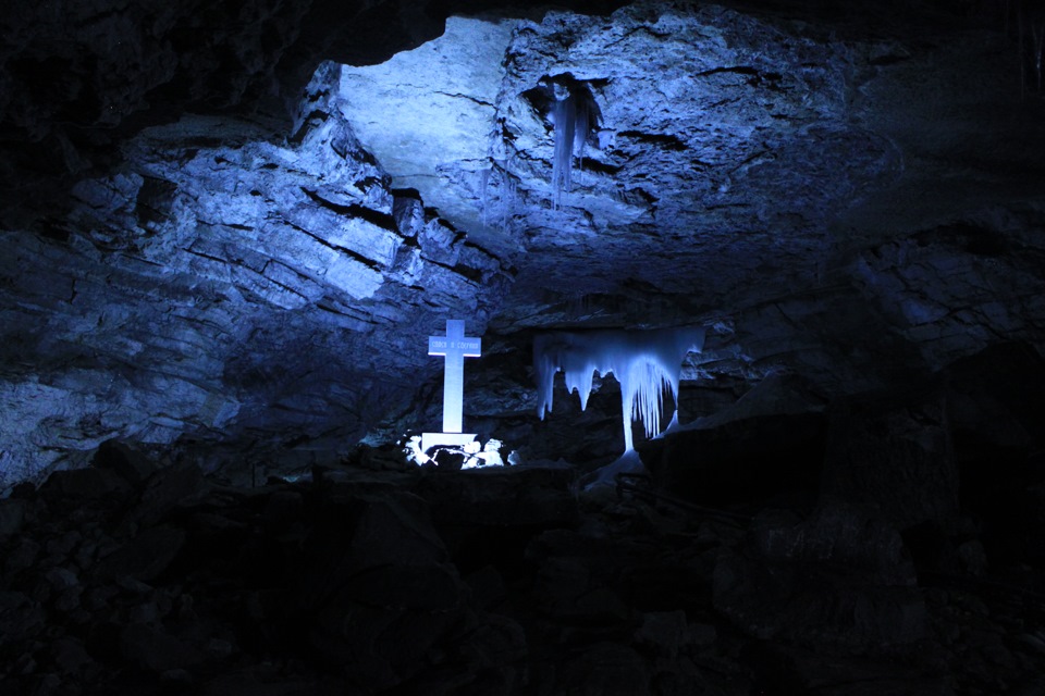 пещера кашкулак хакасия. пещера внутри. темная пещера. темная пещера. пещера ночью.
