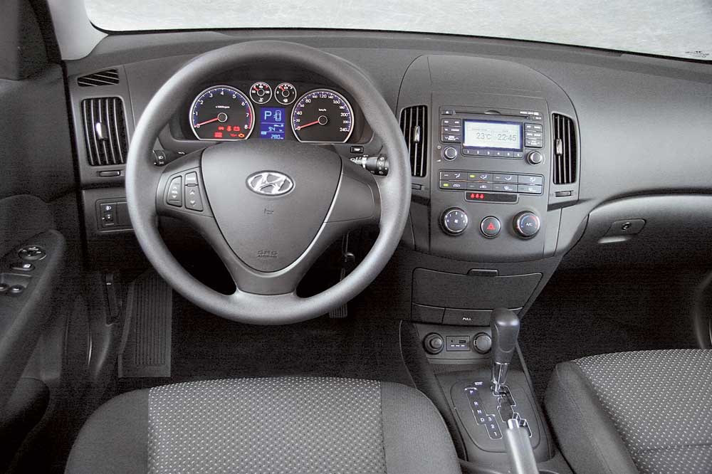 Где находится салон hyundai. Панель Хендай ай 30. Хендай i30 2010 панель. Панель приборов Хендай ай 30 2010. Торпедо Хендай ай 30 2010.