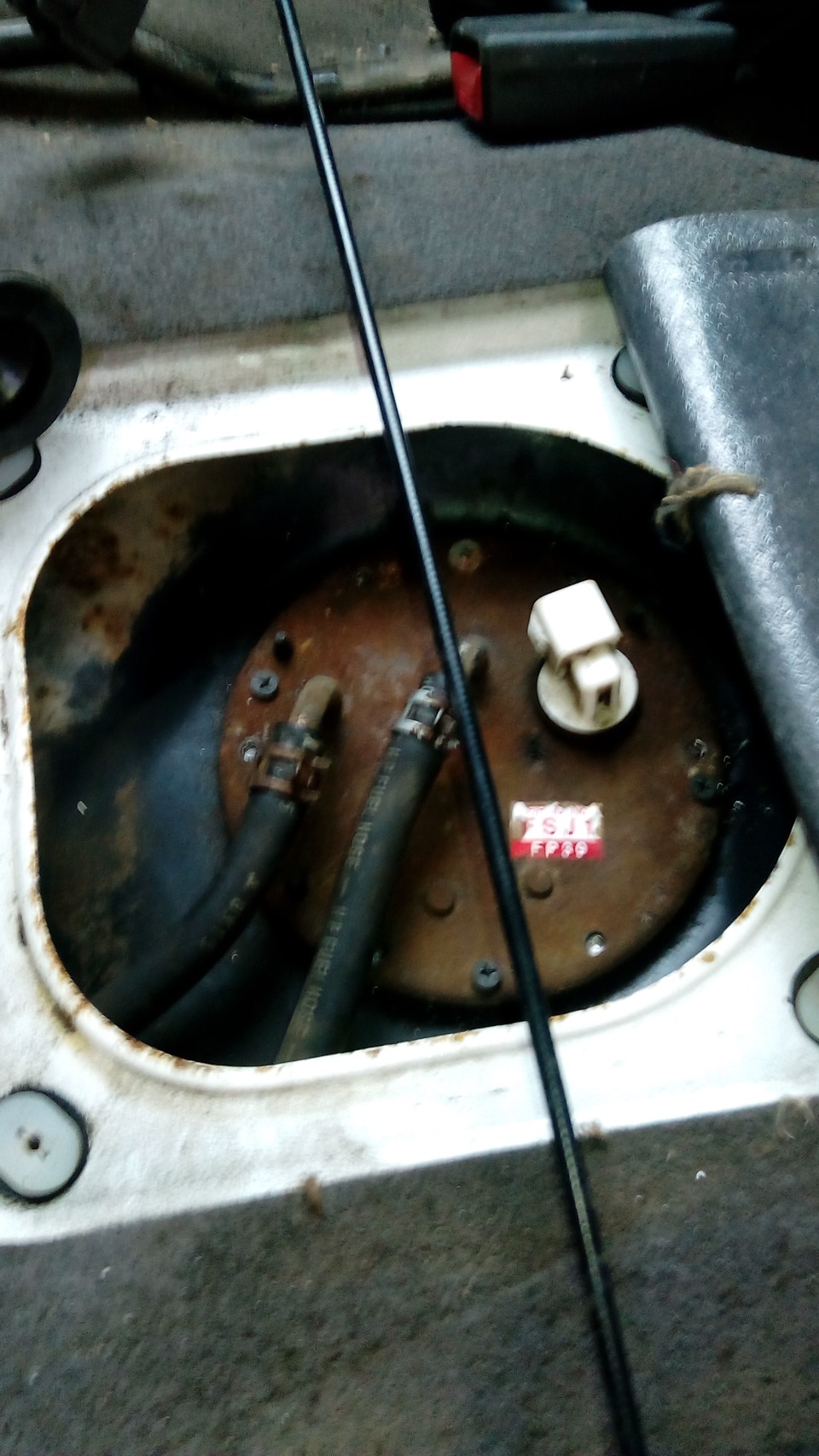 Датчик уровня топлива е39. Полбака и полбака. Пол бака. Датчик уровня топлива е39. Фото пол бака бензина.