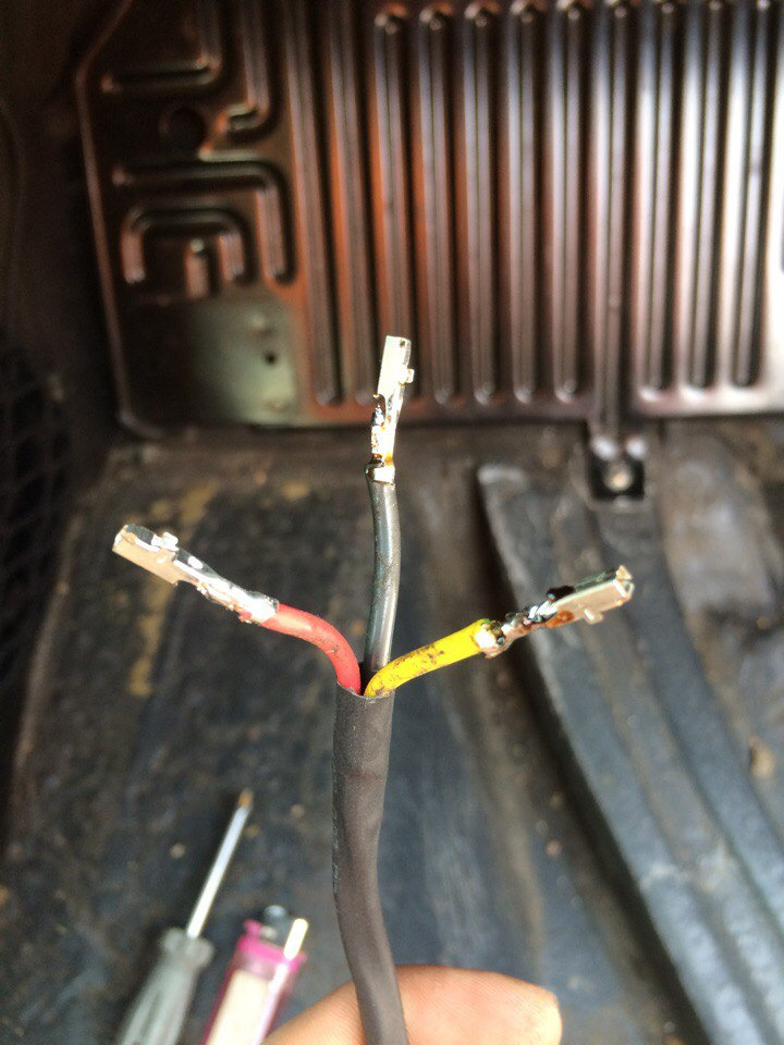 Зажал и пропаял разъемы, которые вставляются в пустой OBD-шный разъем — Mercedes-Benz E-Class (W124)