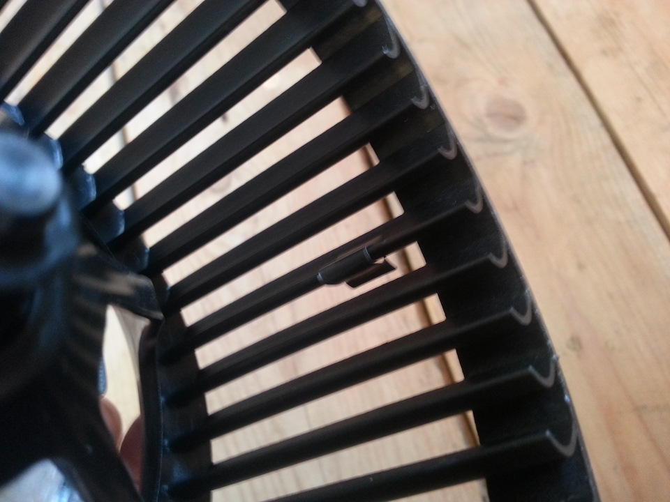 Думаю железная штучка для балансировки. В оригинале такой нет. Убирать не стал. — Ford Mondeo III