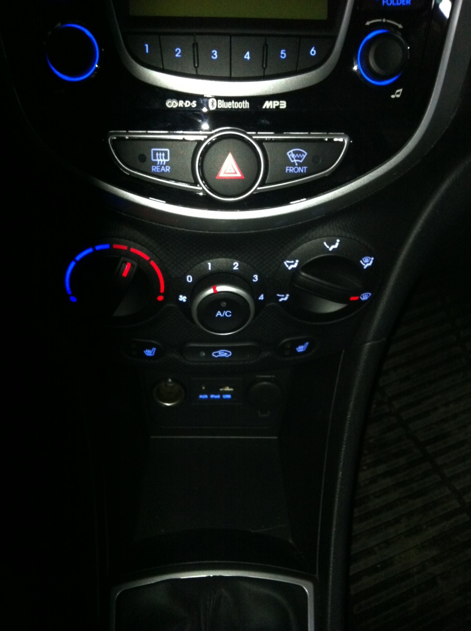 Хендай аукс. Аукс Солярис. Hyundai Solaris aux. USB Solaris 1. Hyundai i20 2010 панель с USB И aux.