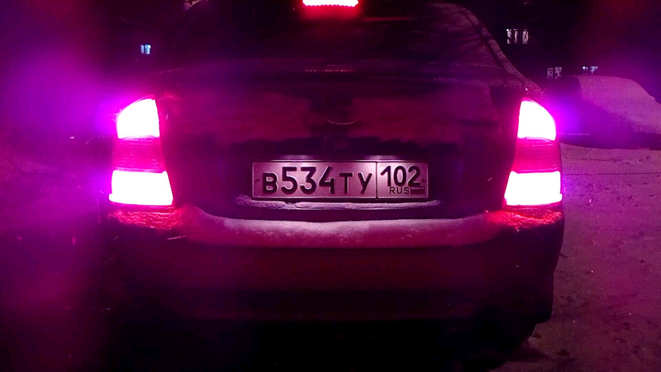 Задняя фара или стоп сигнал и габариты лада калина. Гореть так всему ...