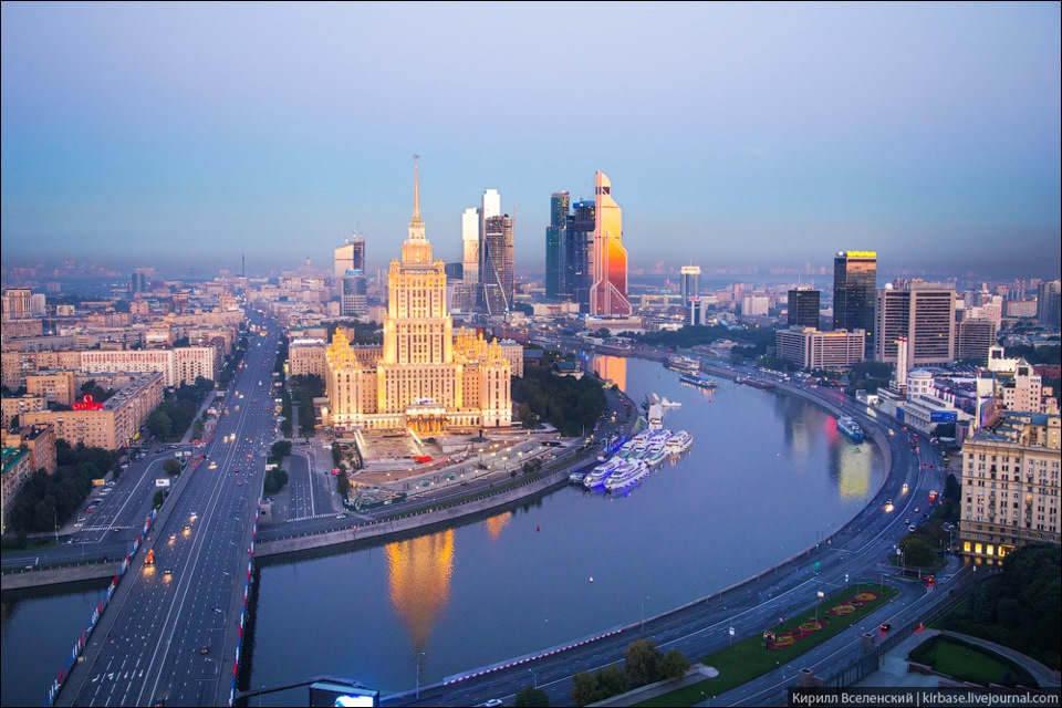 Внешний облик города москва. Краснопресненская набережная панорама.