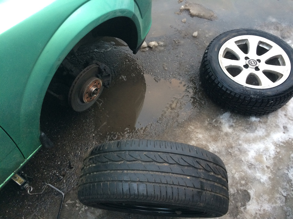 Пробило колесо — помоги себе сама! — Opel Astra H, 1,6 л, 2006 года ...