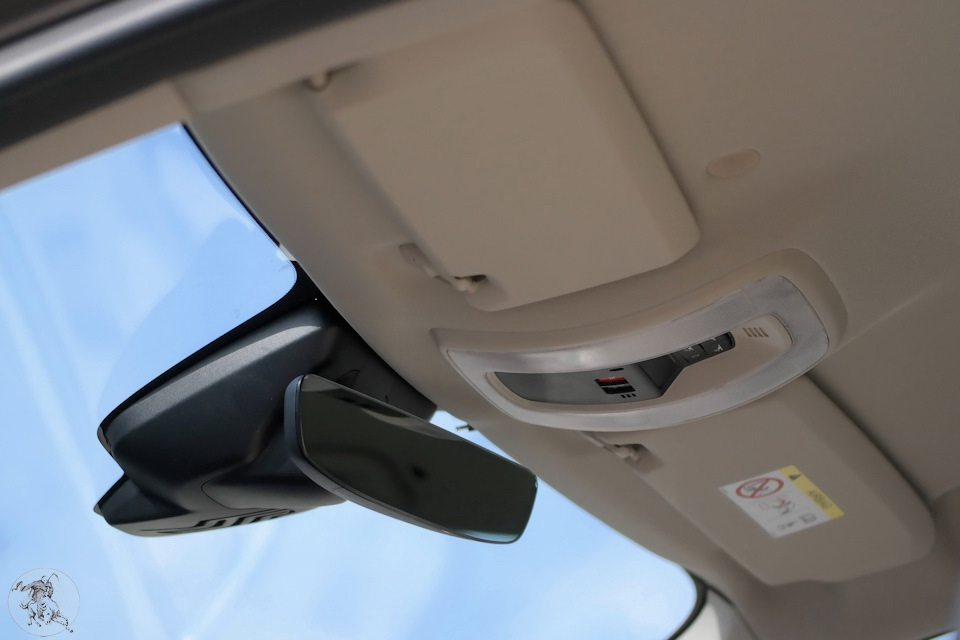 Безрамочное зеркало. Кнопки SOS и звонка в Volvo on Call — Volvo XC60 (1G)