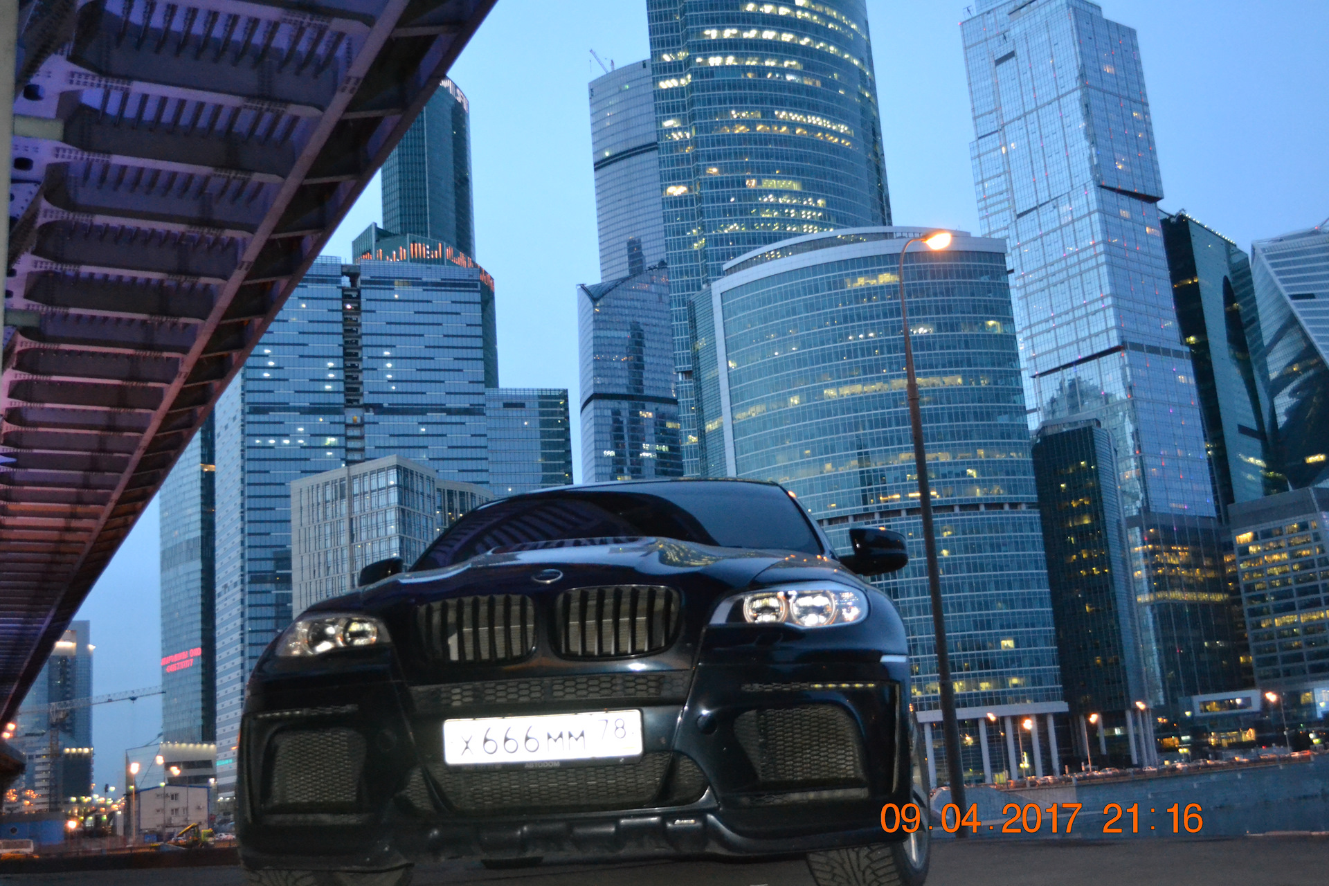 Бмв сити. BMW Москва Сити. BMW на фоне Москва Сити. БМВ х6 Москва Сити. Москва Сити с БМВ x5.