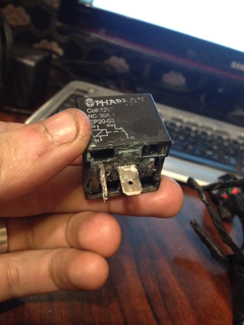 Рено логан не крутит стартер. Рено логан 2 не крутит стартер. Рено флюенс клеммы стартера. Рено меган 2 клеммы стартера. Кнопка аварийного отключения рено логан 2.