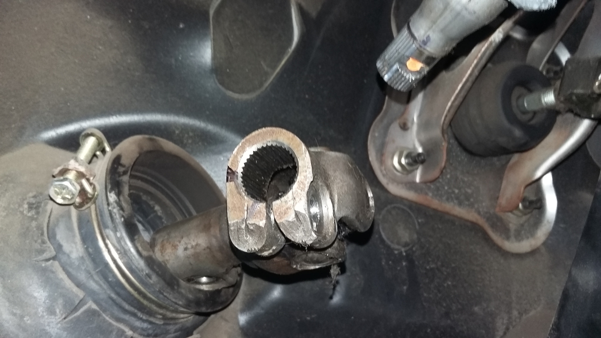 Втулка рулевой рейки логан 2. Рулевая колонка ипсум 10 кузов. Как снять рулевую втулку. Втулка рулевой рейки kia ceed 2007 самодельная. Втулка toyota ipsum рулевая колонка.