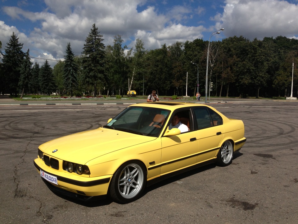 Купить е34 в россии. БМВ m5 e34. BMW e34 желтая. BMW e34 Золотая. BMW m5 e34 Yellow.
