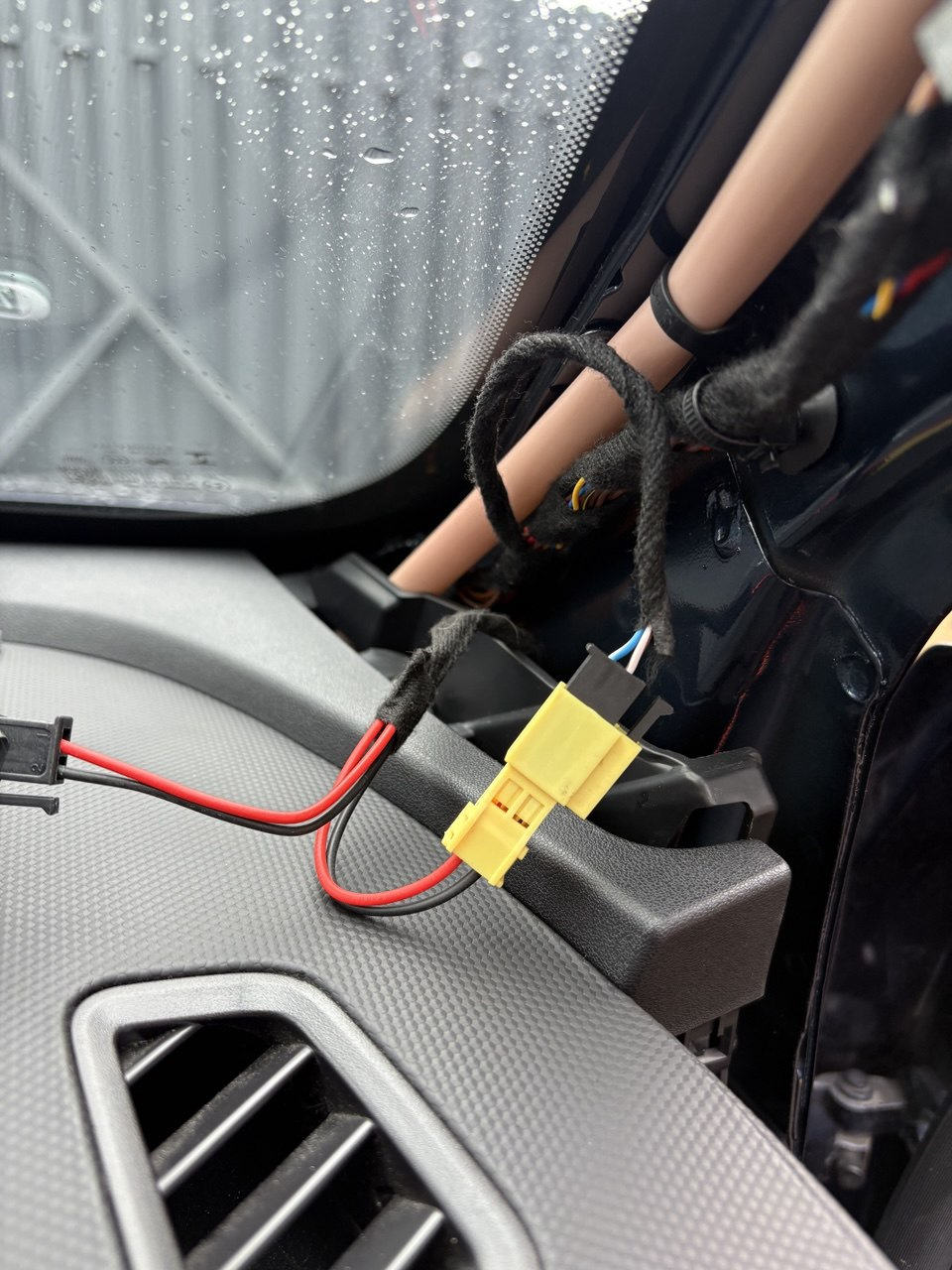 проводка для подключения СЧ динамика, тянется с обеих сторон) — Omoda C5