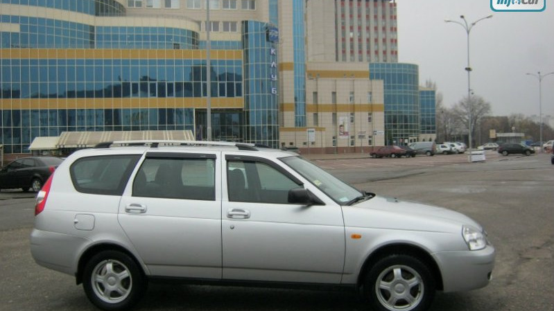 Приора универсал и 2111. Приора универсал r16. Ваз 2111 и приора универсал. Ваз 2111 приора универсал. Приора универсал vs 2111.