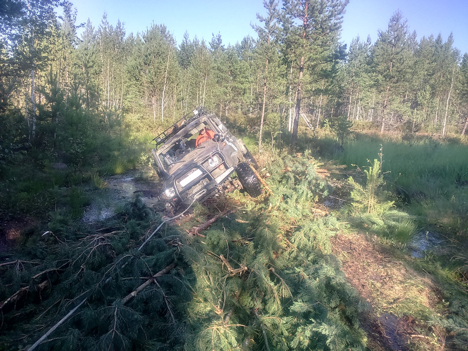 Чуть не перевернулись в торфяннике, это не крайнее положение, начали лебедиться машина выкопала под колесами грунт и дала еще больший крен, но грамотные действия штурмана, вернули ее на землю. — УАЗ 31512