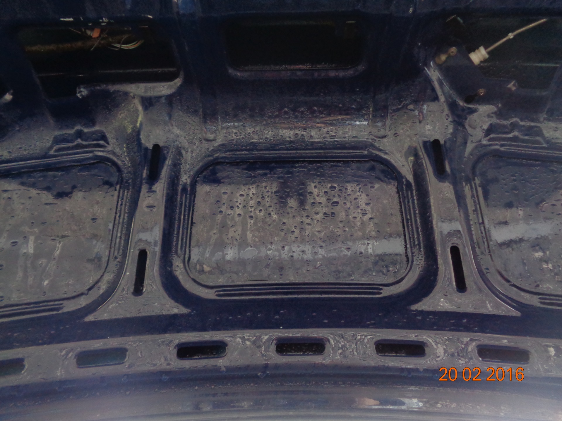 Потеет багажник — Volkswagen Passat B4, 1,8 л, 1994 года | помощь на ...