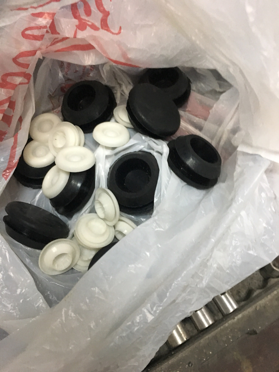 Заглушечки — ГАЗ Соболь, 2,5 л., 2004 года | кузовной ремонт | DRIVE2