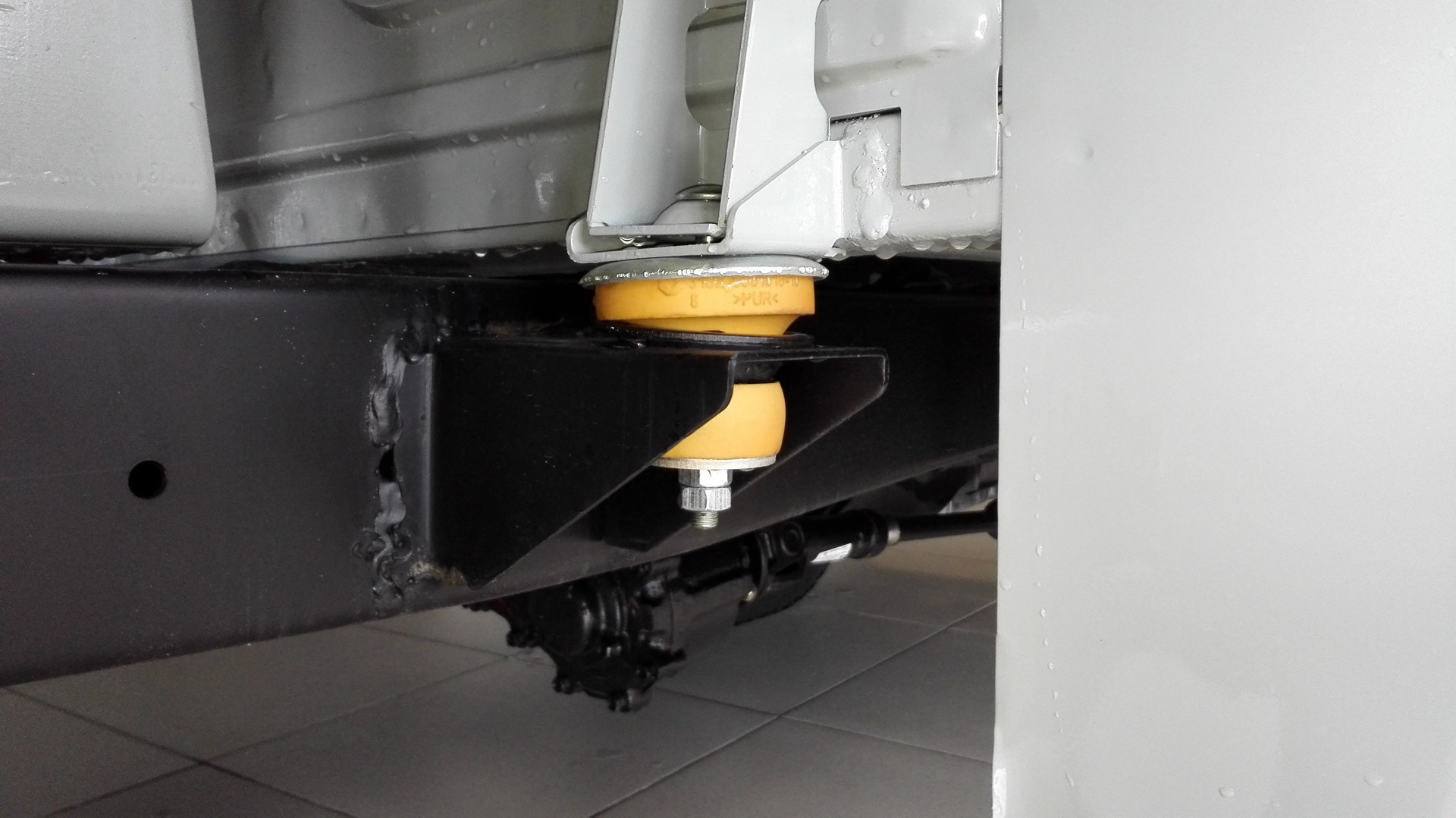 Задняя опора кабины газель фермер. Подушка кабины газель 3302 задняя. Кронштейн крепления кабины газель. Кронштейн кабины задней в сборе 33023-5001040. Подушка кузова газ 3309.