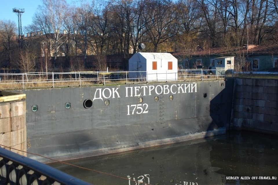 Петровский док в Кронштадте. Петровский док в Кронштадте история. Кронштадт Петровский док полигональная кладка. Петровский док в Кронштадте лестницы.