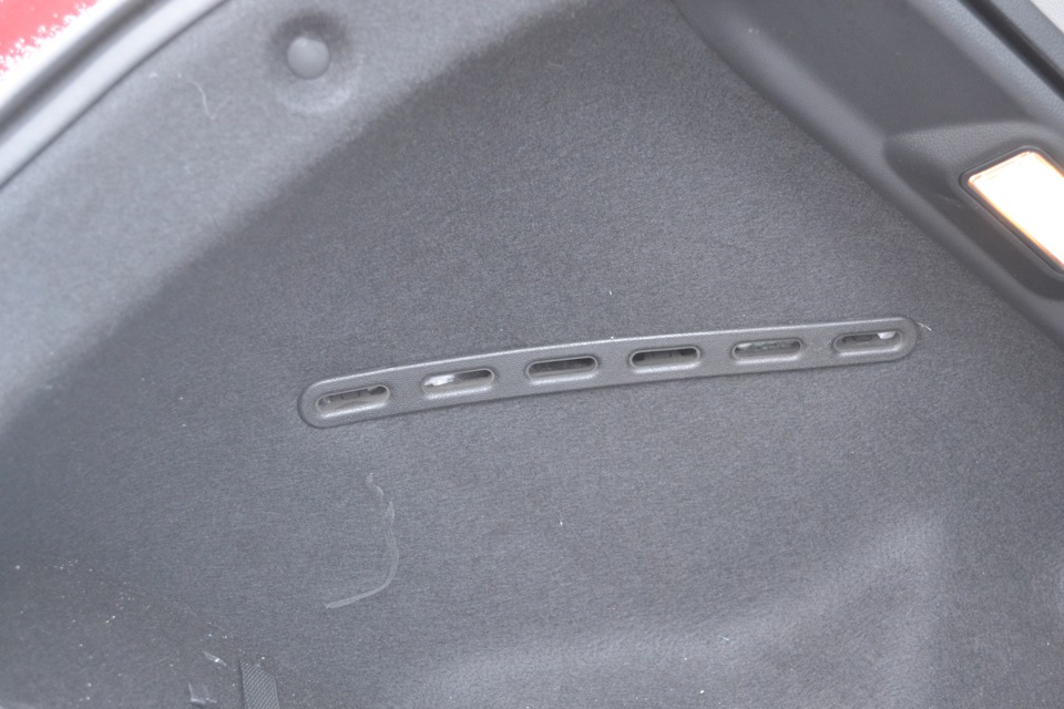 Скрипы киа сид. Kia Ceed SW 2013 заглушка в багажнике под крючки. Задние вентиляционные отверстия Kia Ceed JD. Разделитель багажника Kia Ceed JD. Резиновые дренажи крышки багажника Kia Ceed JD drive2.
