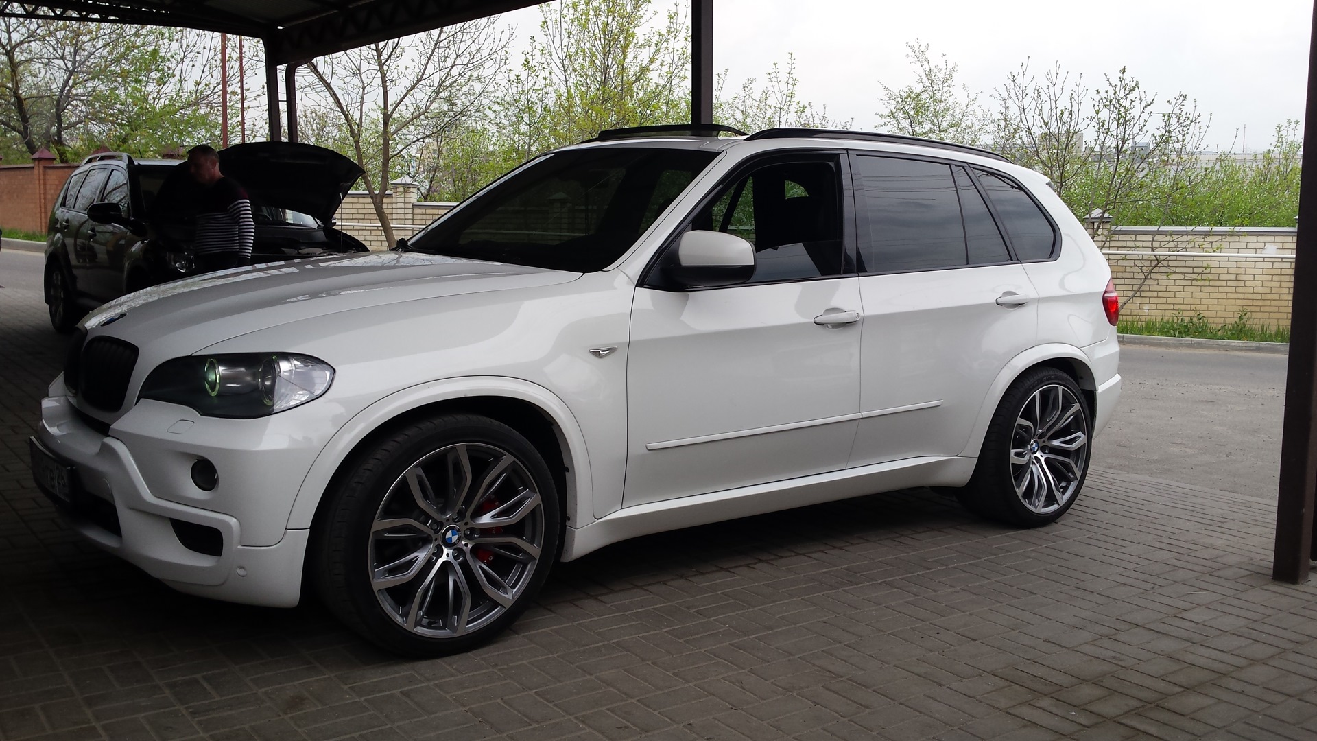 E r 5. BMW x5 e70 White. BMW x5 e70 Wheels. BMW x5 e70 375 стиль. X5 e70 диски r20.