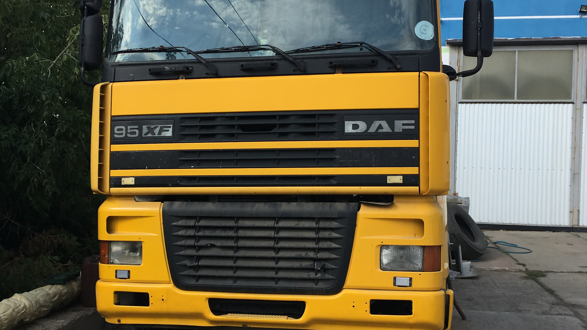 Daf 95. DAF xf95 желтый. Даф 95 XF желтый. DAF xf95 2005 желтый. Кабина желтая DAF xf95.