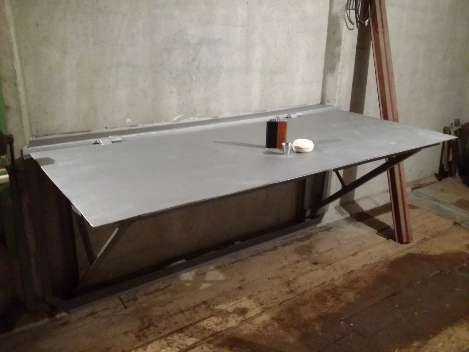 Металлический откидной стол в гараж