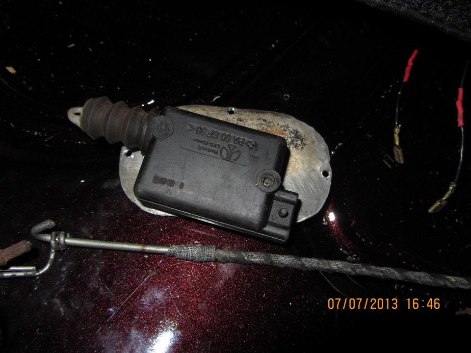 Кроим багажник. Часть 4. Скрытая установка электрозамка. — ГАЗ 2410, 3 ...