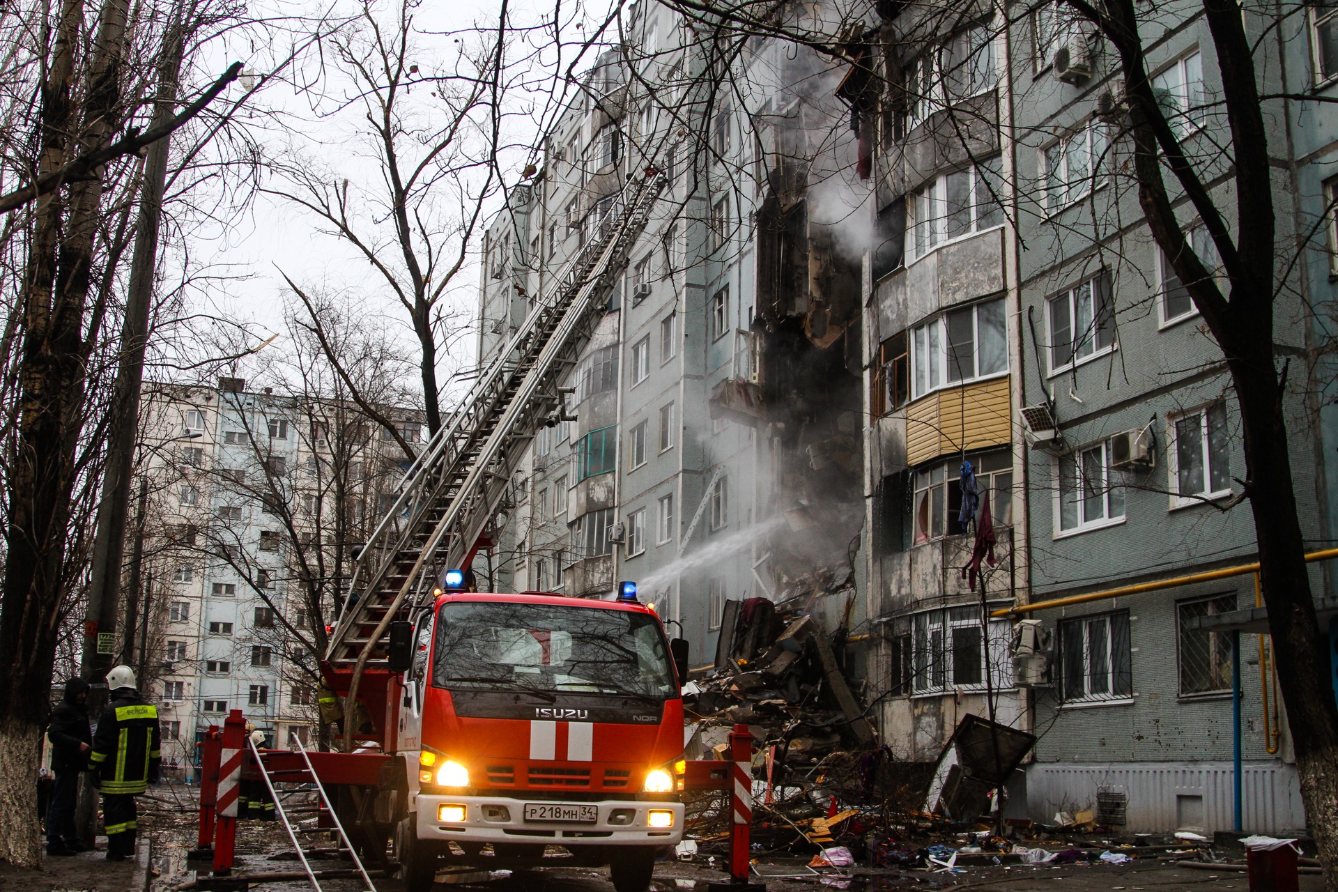 Какие дома взорвали в москве. Волгоград Космонавтов 47 взрыв. Взрыв дома в Волгограде 2015. Взрыв бытового газа. Дом после взрыва бытового газа.