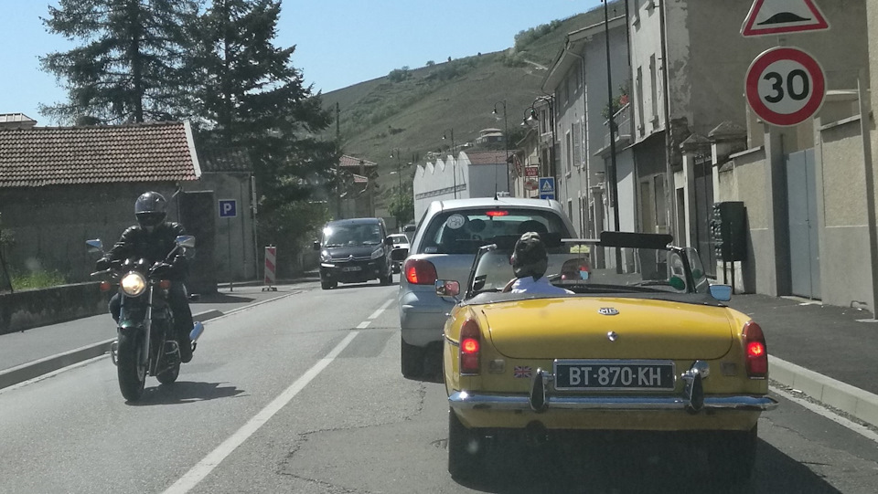 Вот как надо проводить время на пенсии. Надеюсь и у меня будет к пенсии кабрик, чтоб вот так рассекать по винодельным дорогам слегка подшофе. Шучу, конечно. По любым дорогам :) — Audi A4 (B9)