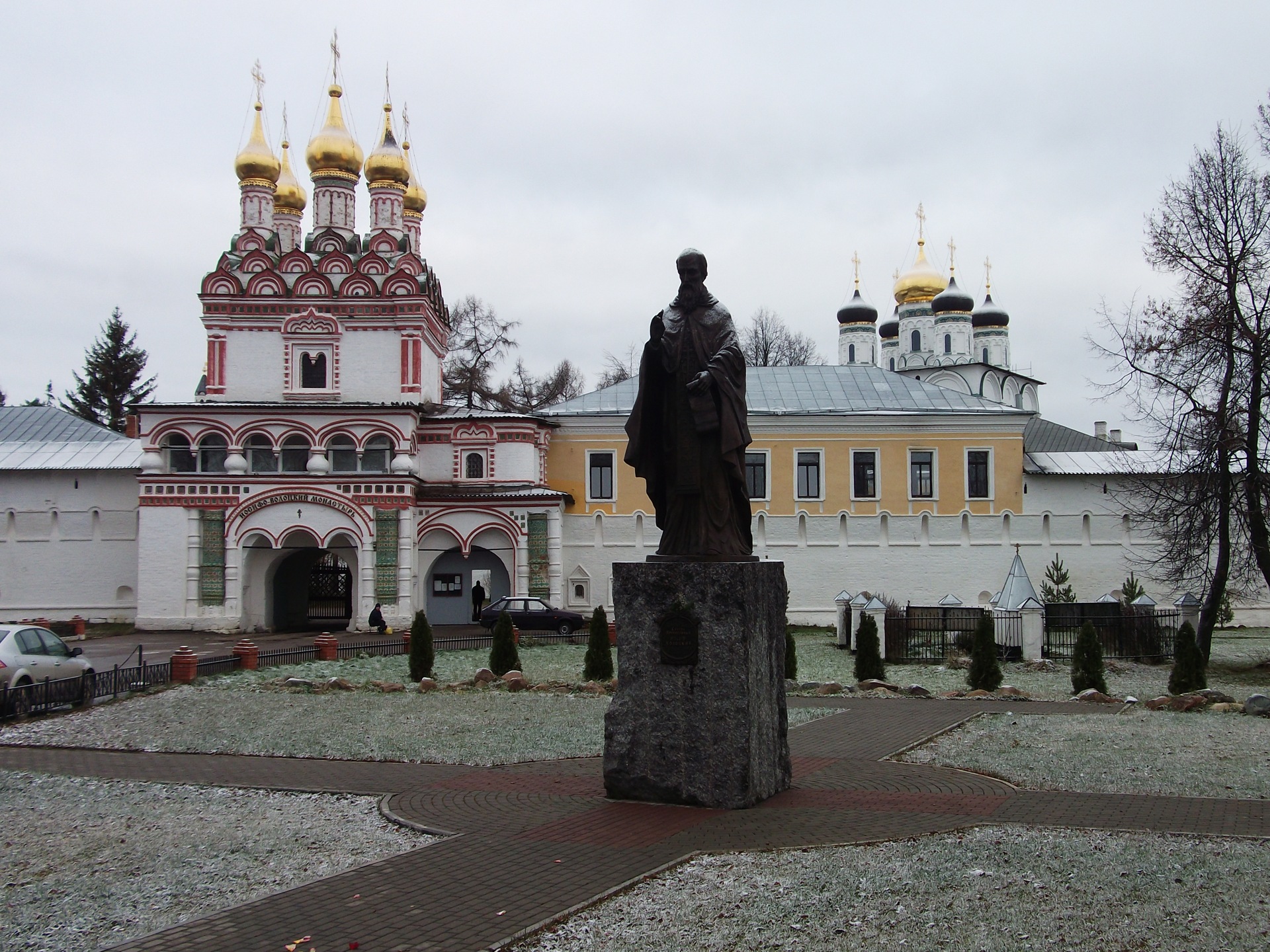 Волоцкий монастырь. Иосиф Волоцкий памятник в монастыре. Основатель Иосифо-Волоцкого монастыря. Памятники в Иосифо-Волоцком монастыре. Иосифо-Волоцкий монастырь ноябрь.