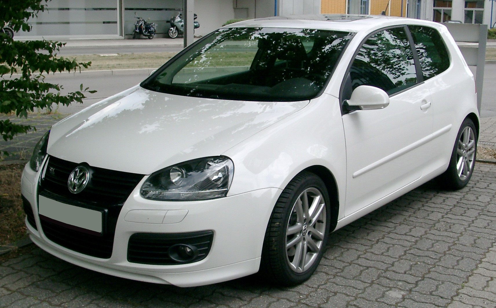 Фото белых гольф. VW Golf 5. Volkswagen Golf 5 купе. Фольксваген гольф 5 gt. Volkswagen Golf 5 Sport.