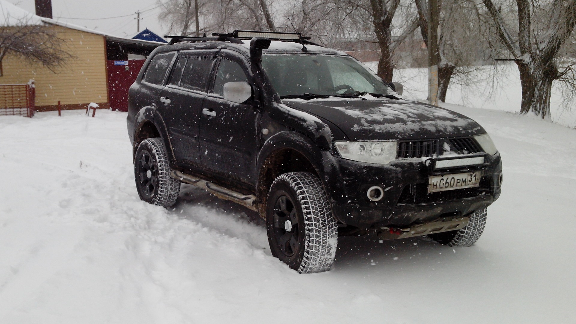 Паджеро спорт 2 дизель. Pajero Sport 3 Arctic Trucks. Толстый водитель на Мицубиси Паджеро.