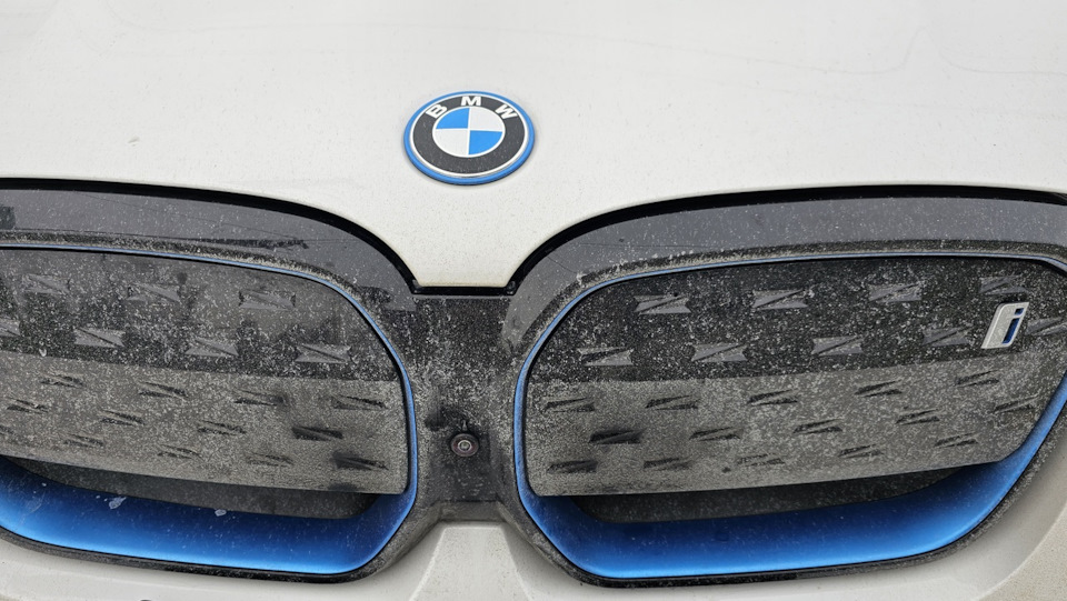 думал будут сопли лить — но впереди вообще не видно, это я прямо специально недавно помыл — никаких подозрительных потёков, грязь всё закрывает моментально :) — BMW iX3 (G08)