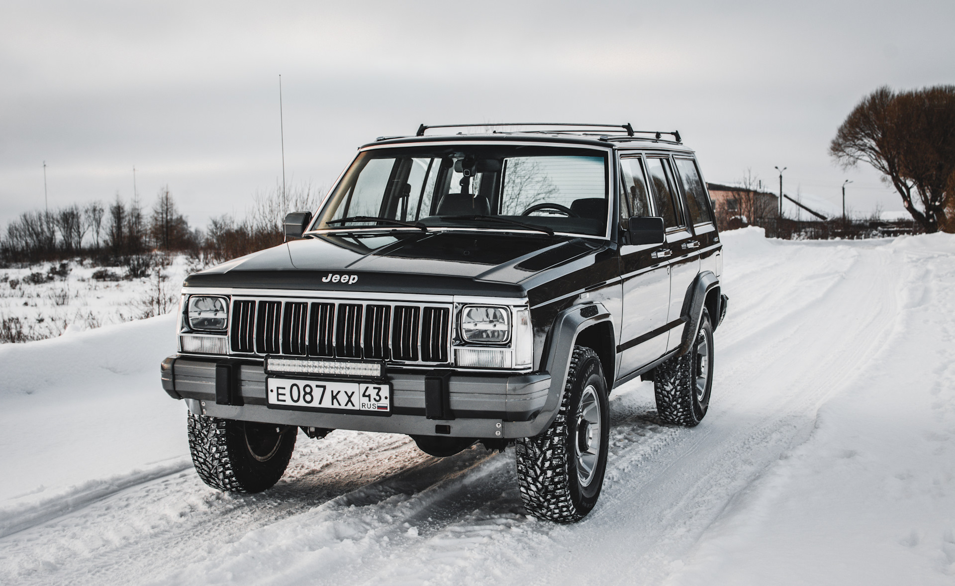 Бесплатная песня джип. Jeep Cherokee 1990. Джип Чероки 1990. Jeep Grand Cherokee 1982. Джип Чероки 1982.