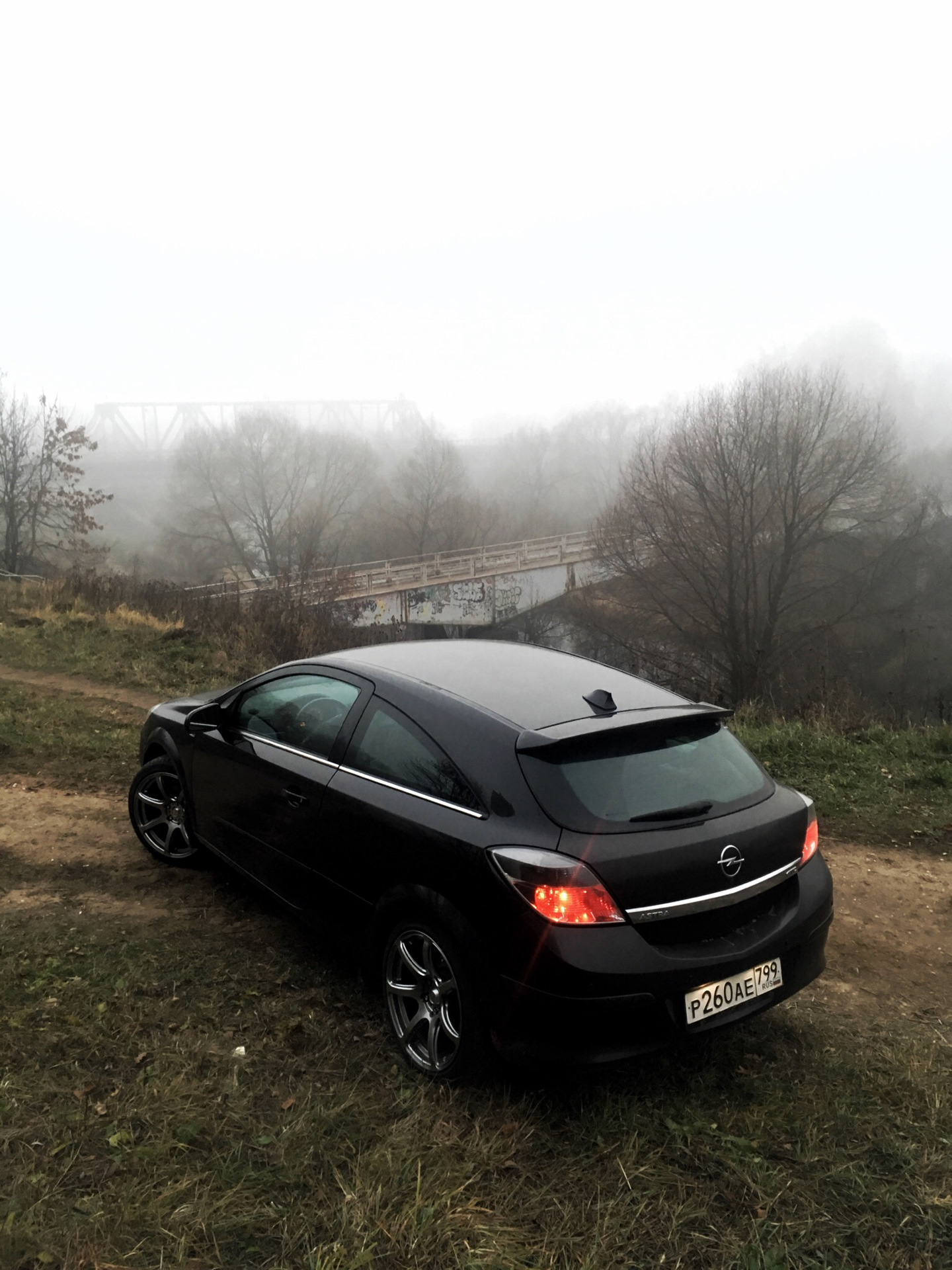 Opel Astra h GTC черная