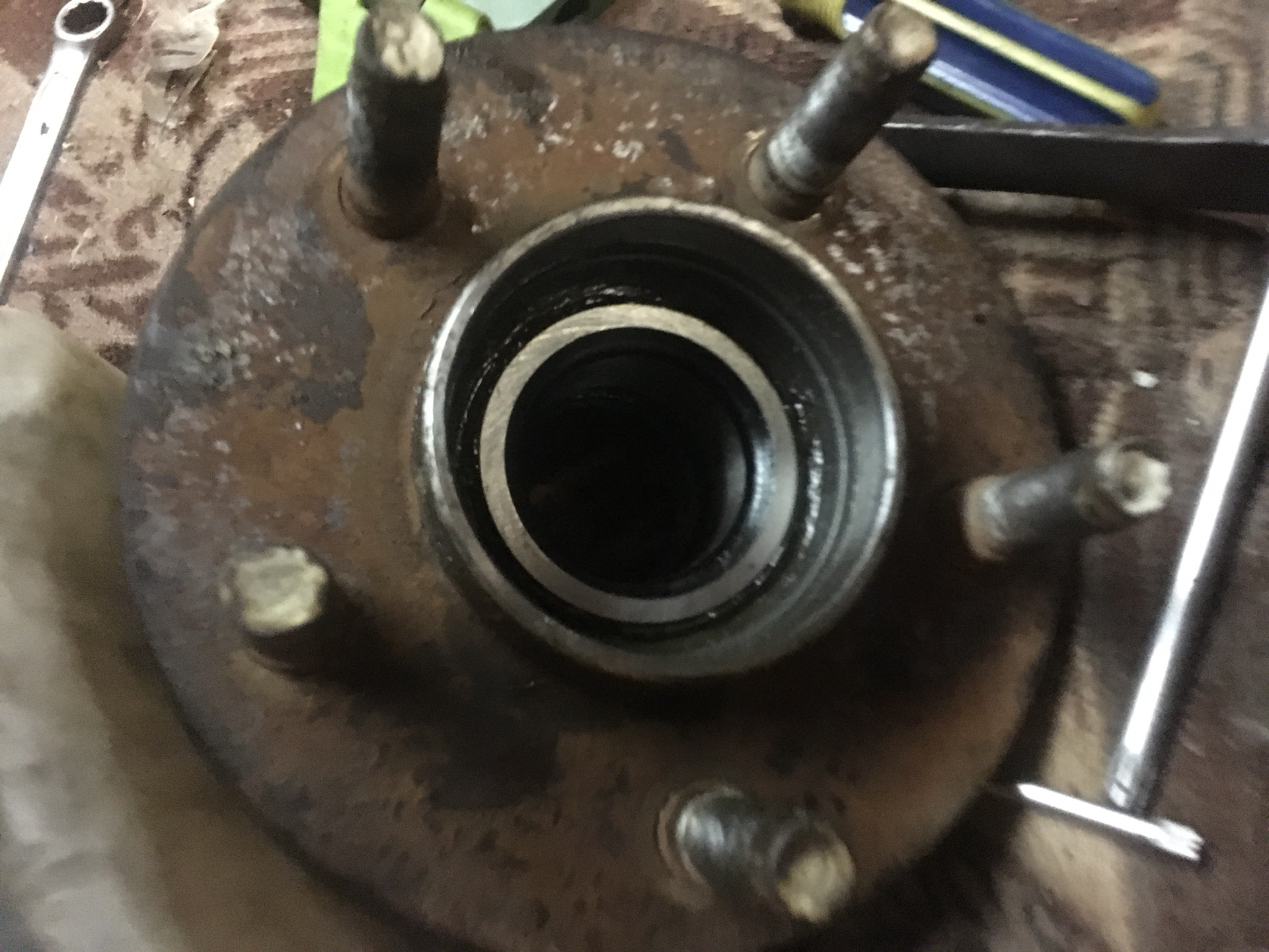 Гайка ступицы двухрядный подшипник. Ступица в разборе. Подшипник ступицы субару форестер. Ступица в разборе. Разборка ступичного подшипника.