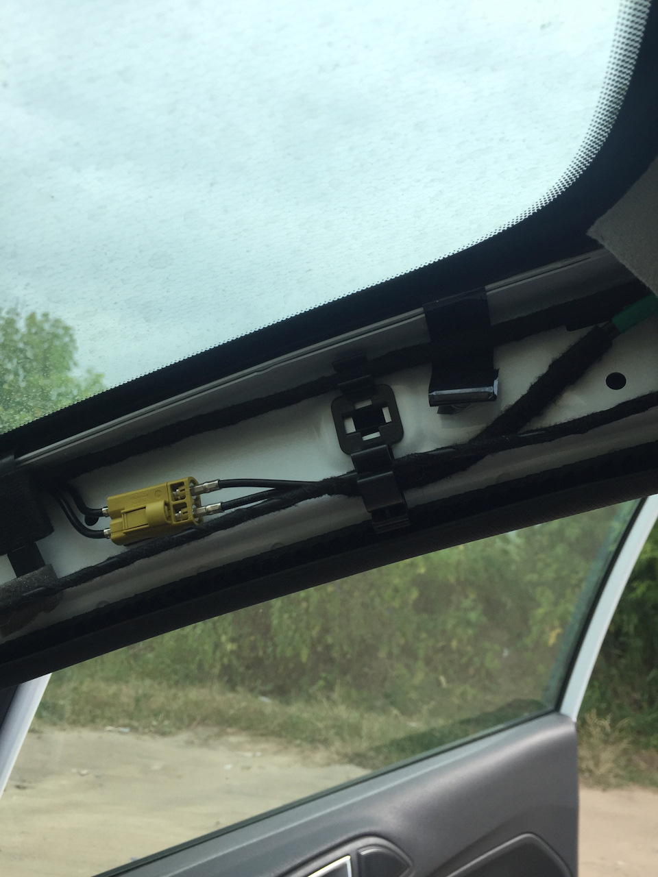 Проводка в передней правой стойке — Ford Fiesta (Mk VI)