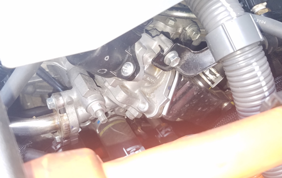 Только после этого весь крепёж системы становится доступный для инструмента. — Toyota Prius Plug-in Hybrid (1G)