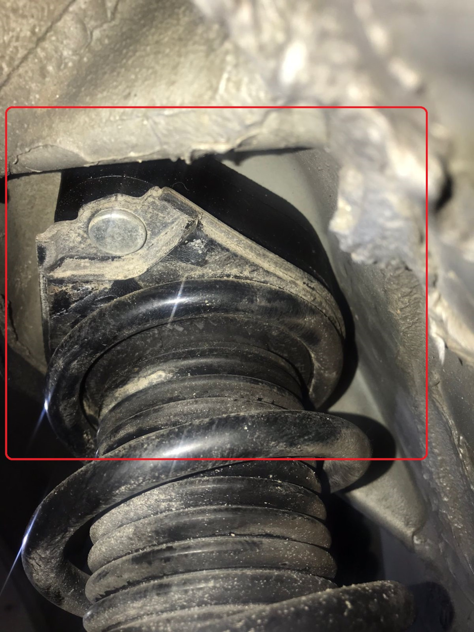 Montaż kolumny z dystansem – widok podczas składania