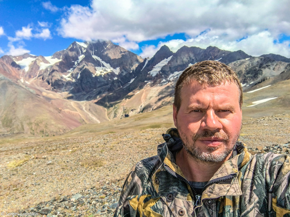 Ну и я на фоне этого массива. Даже капюшон снял для фотки. — Mitsubishi Pajero Sport (2G)