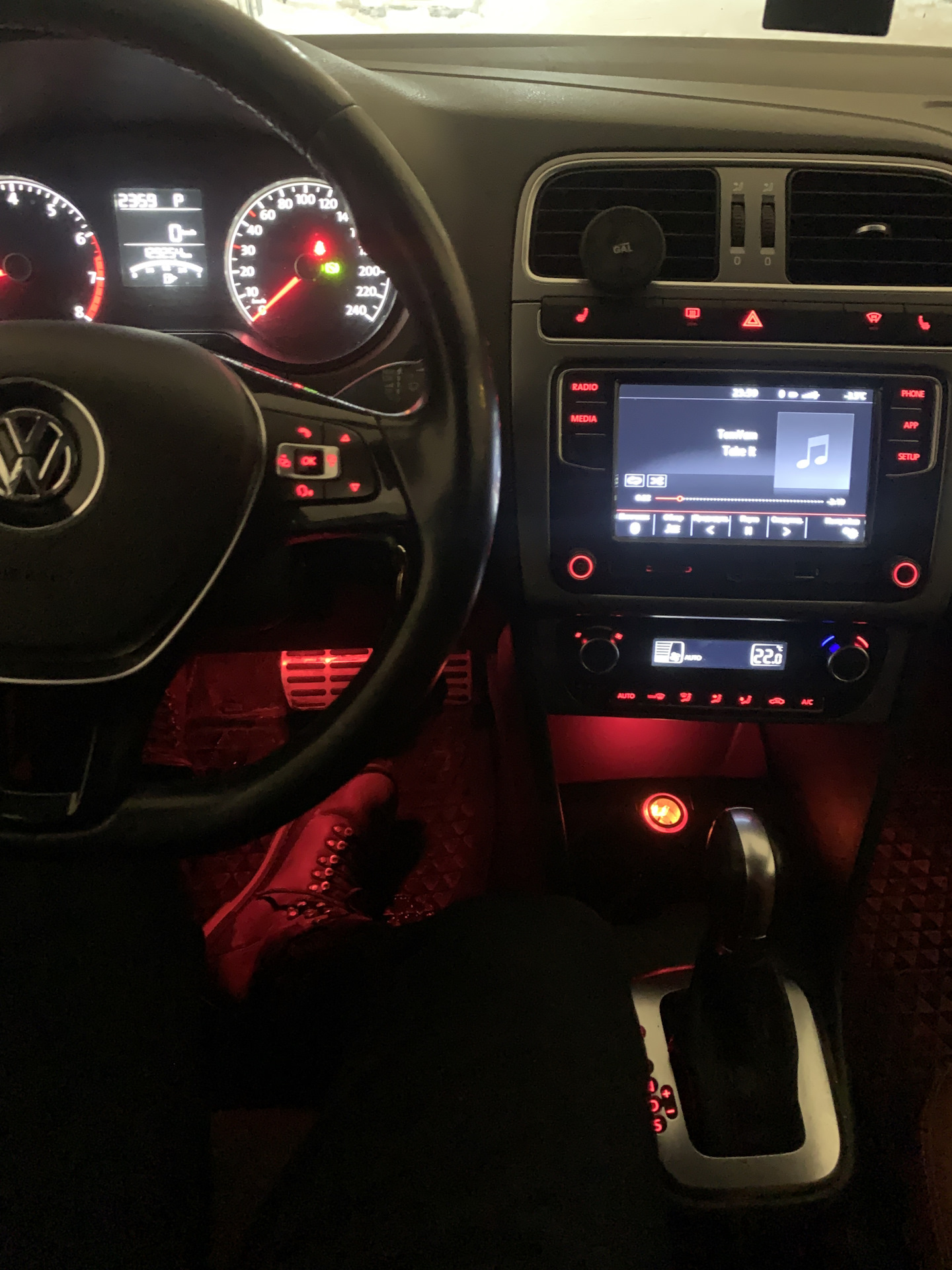 Красная подсветка ног и прикуривателя — Volkswagen Polo Sedan, 1,6 л ...