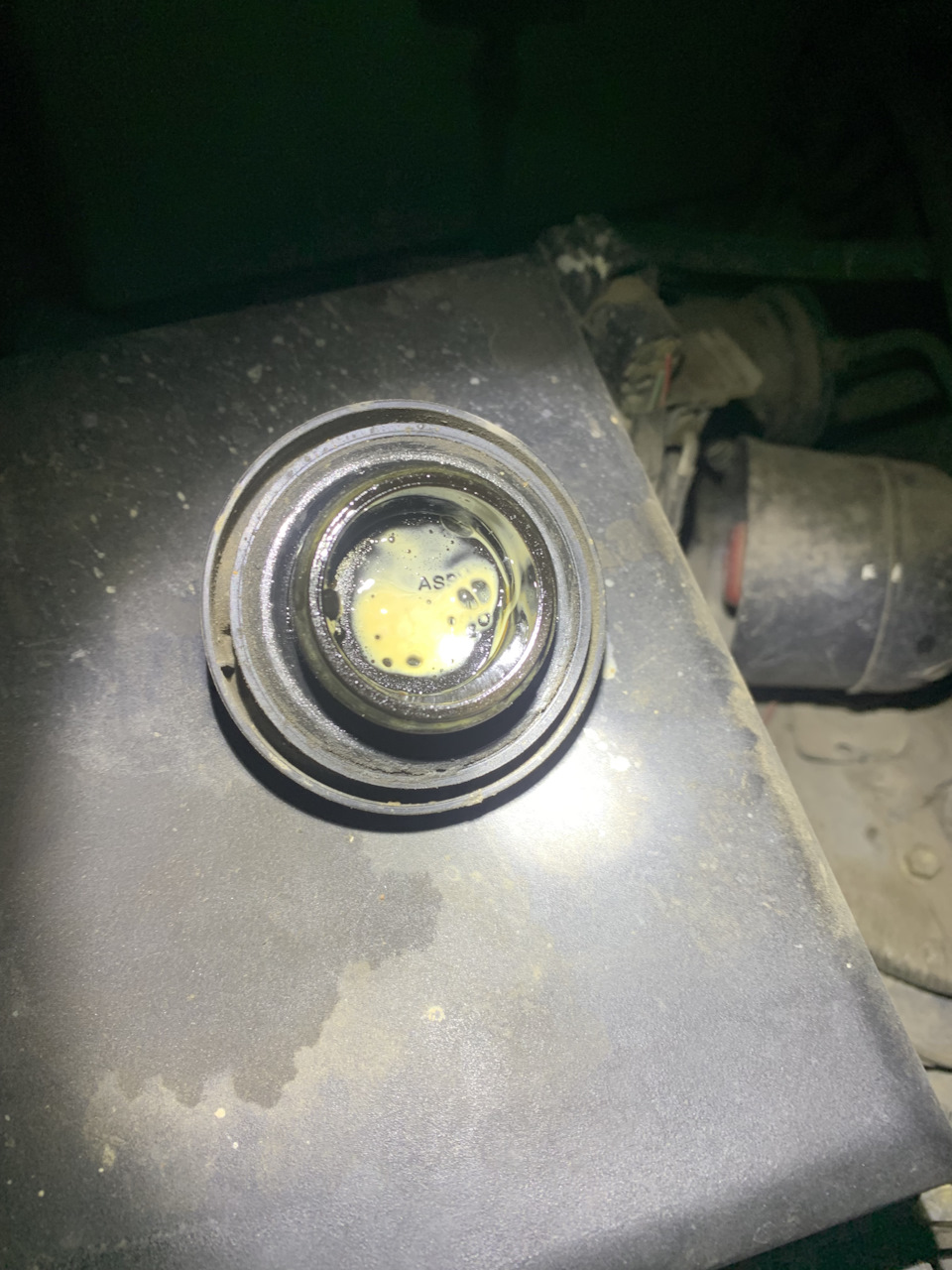 Налет на крышке масляной — Toyota Land Cruiser 100, 4,7 л, 2003 года ...