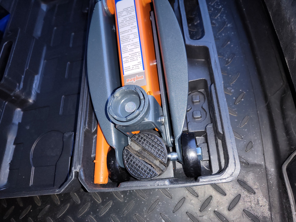 Домкрат очень понравился, добротный качественный, больше переживал как выполнены перепускные клапаны и подыскивал ремкомплект манжет и резинок (кстати ремкомплект есть в продаже). Рекомендую. — Volkswagen Polo Sedan