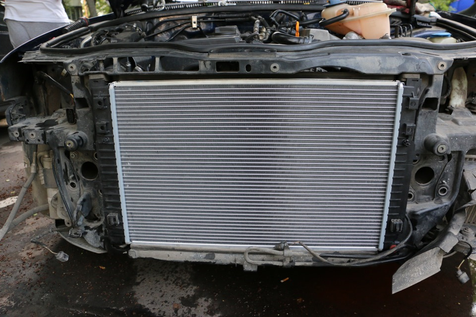 Замена радиатора фольксваген пассат. Радиатор охлаждения Пассат б5 1.8 турбо. Радиатор охлаждения Volkswagen Passat b5.1.8. Радиатор Пассат б5 1.6 AHL. Радиатор ДВС на Volkswagen Passat b5.
