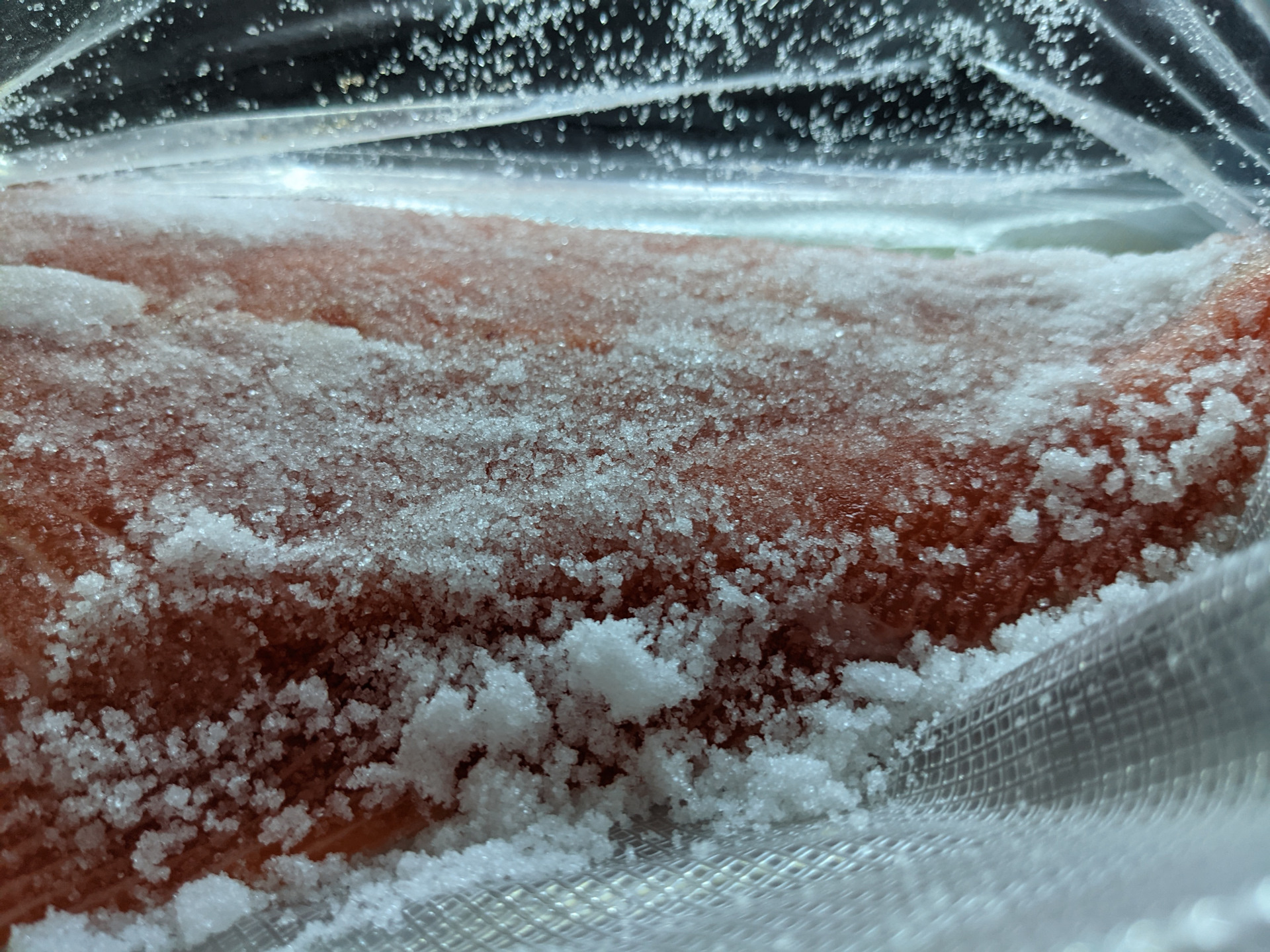 Сколько замерзает вода в морозилке в формочках. Сколько замораживается лед в морозилке в кубиках. Почему замерзает вода в морозилке. Прозрачный герметик лед. При какой температуре замерзает вода.