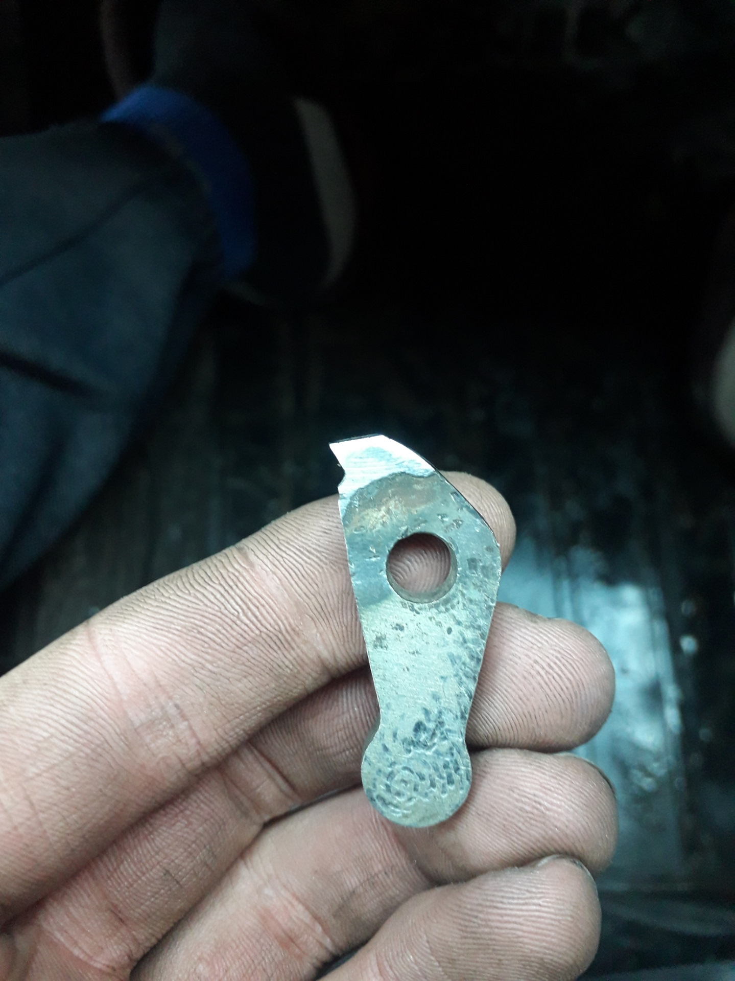 фиксатор ручного тормоза