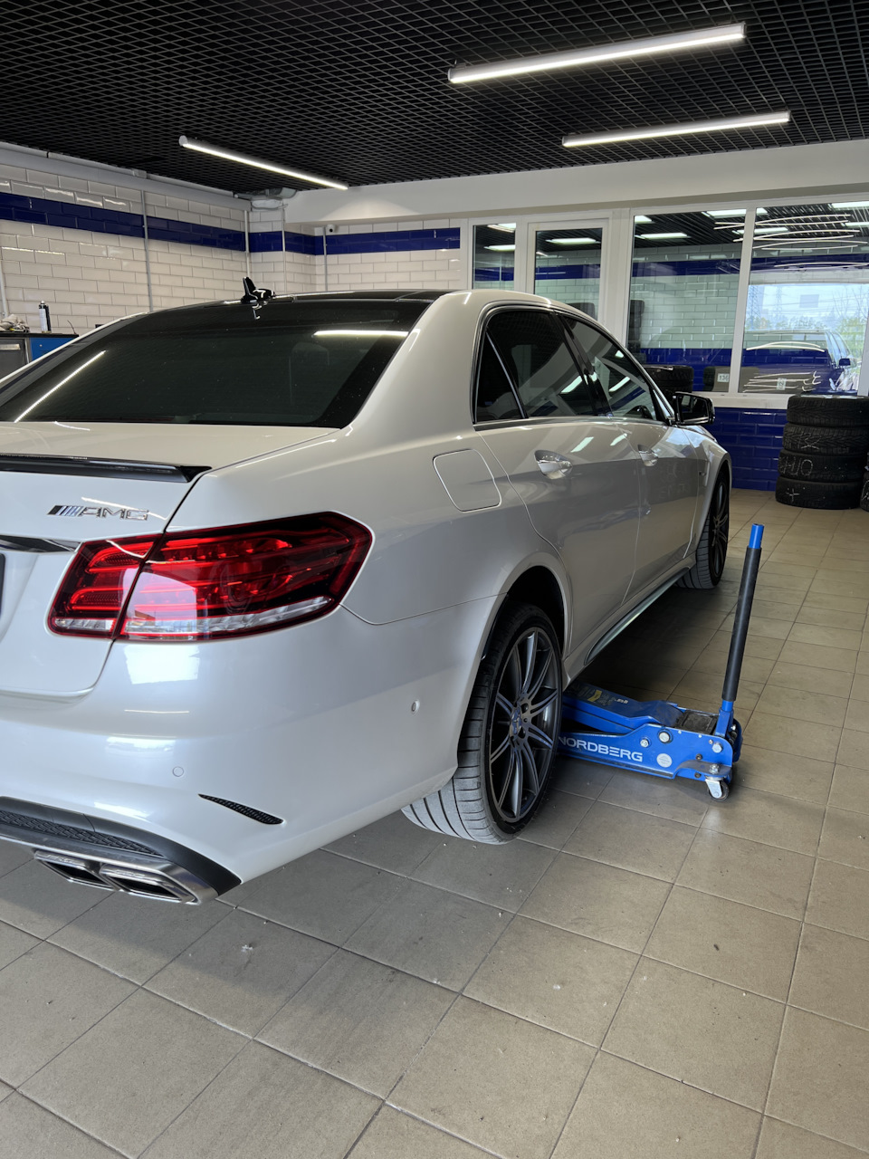 Случайности не случайны 🛞 пробил колесо( — Mercedes-Benz E 63 AMG (W212),  5,5 л, 2013 года | мойка | DRIVE2