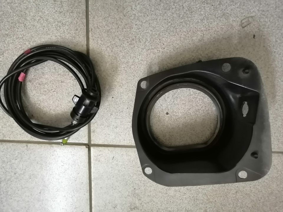Замена крепления тросика лючка бензобака — Subaru Forester (SG), 2,5 л ...